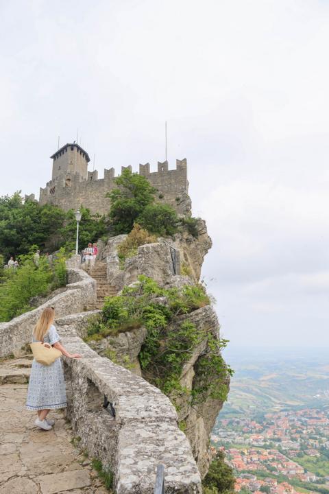 Der mittelalterliche Pfad Passo delle Streghe (Pass der Hexen) windet sich direkt an der Felskante zwischen dem ersten Turm Guaita hinauf zum zweiten Turm Cesta