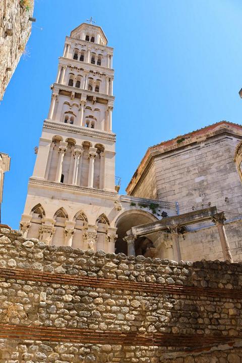 Der Glockenturm der Kathedrale des Heiligen Domnius ist in Split das ursprünglichste dalmatinische mittelalterliche Gebäude, dessen Bau Mitte des 13. Jh. begann