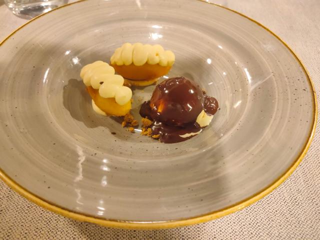 Zum süßen Finale: Vanilleeis mit Schokosauce und dazu zwei feine Mini-Tartes – kulinarischer Genuss im Restaurant La Terrazza