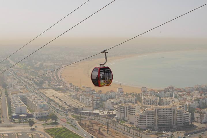 Agadirs Sandstrand und Strandpromenade südlich der Stadt ist eine Attraktion mit vielen Cafés, Einkaufsmöglichkeiten, Hotels und Restaurants