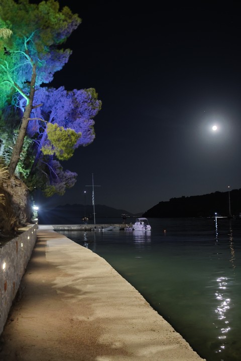 Magische Abendstimmung mit leuchtendem Mond über dem ruhigen Meer am Hafen von Epidauros