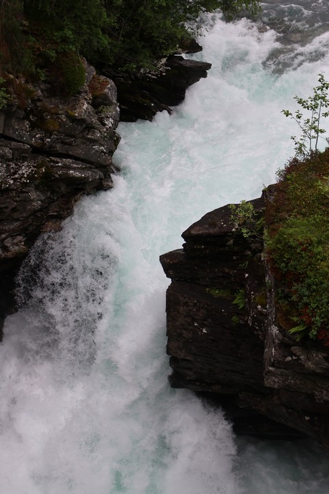 Der Fluss Valldøla rauscht durch die nur fünf Meter breite und 25 Meter tiefe Schlucht Gudbrandsjuvet