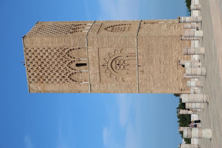 Der Hassan-Turm in Rabat überragt die Überreste der Hassan-Moschee