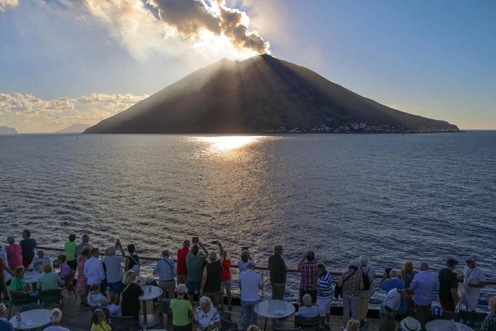 Der Vulkan Stromboli erhebt sich majestätisch über dem glitzernden Wasser – ein unvergesslicher Anblick und beeindruckendes Fotomotiv von Bord
