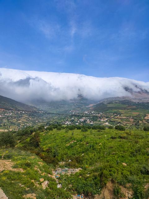 Die Berge des Rif erheben sich steil vom Mittelmeer in den Osten bei Tanger und ziehen sich bis zur Grenze nach Algerien