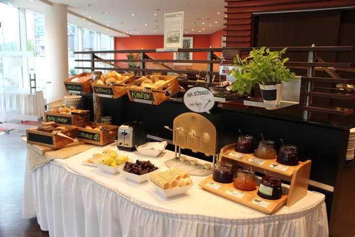Das Frühstücksbuffet im Lindner Congress Hotel Cottbus mit regionalen Speisen