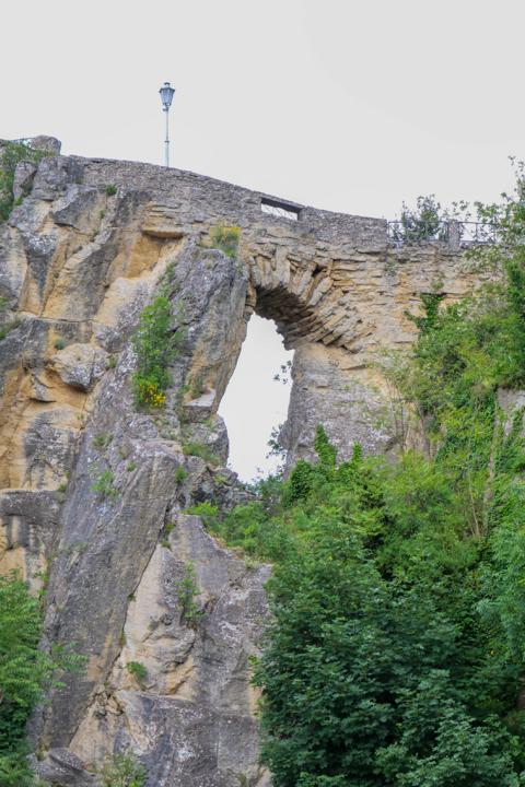 Der mittelalterliche Pfad Passo delle Streghe wird auch „Hexenpass" genannt, da Wind durch Felsspalten mysteriöse Geräusche erzeugt – ideal für Legenden rund um Hexenversammlungen
