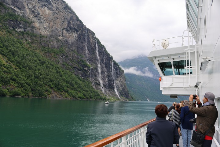 „Die sieben Schwestern“ gehören zu den am meisten fotografierten Wasserfällen des Geirangerfjords. Der Eindruck variiert natürlich auch mit der Wassermenge
