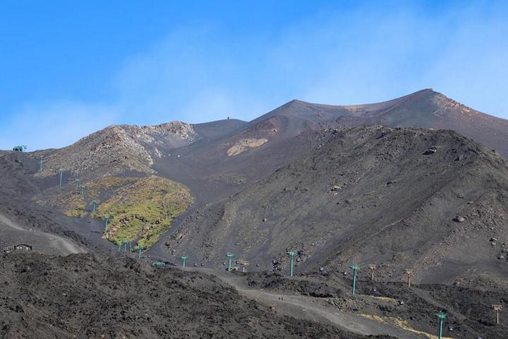 Die Seilbahn auf dem Ätna führt die Gäste auf etwa 2.500 Metern, von wo aus man atemberaubende Ausblicke auf die umliegende Landschaft und die Ätna-Metropole Catania