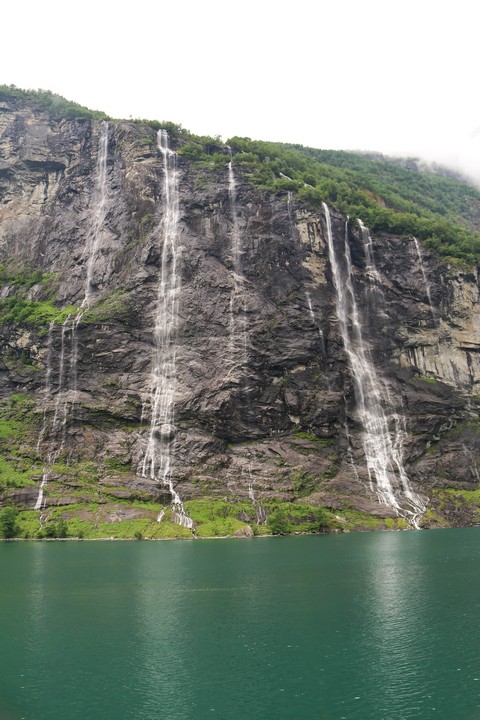 „Die sieben Schwestern“ gehören zu den am meisten fotografierten Wasserfällen des Geirangerfjords. Der Eindruck variiert natürlich auch mit der Wassermenge