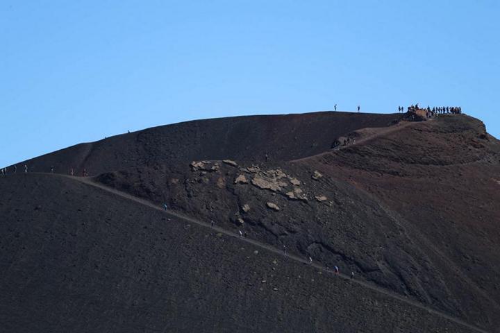Auf dem Ätna, Europas aktivstem Vulkan, werden auch geführte Touren durch die beeindruckenden Landschaften angeboten. Bequeme Wanderschuhe, wetterfeste Kleidung und Sonnenschutz sind empfehlenswert