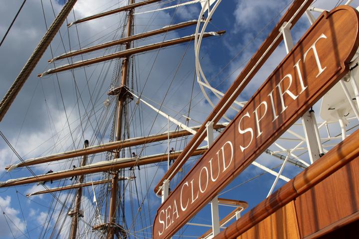 Statt Motorkraft stehen auf einem echten Windjammer das Segeln und die Manöver im Mittelpunkt