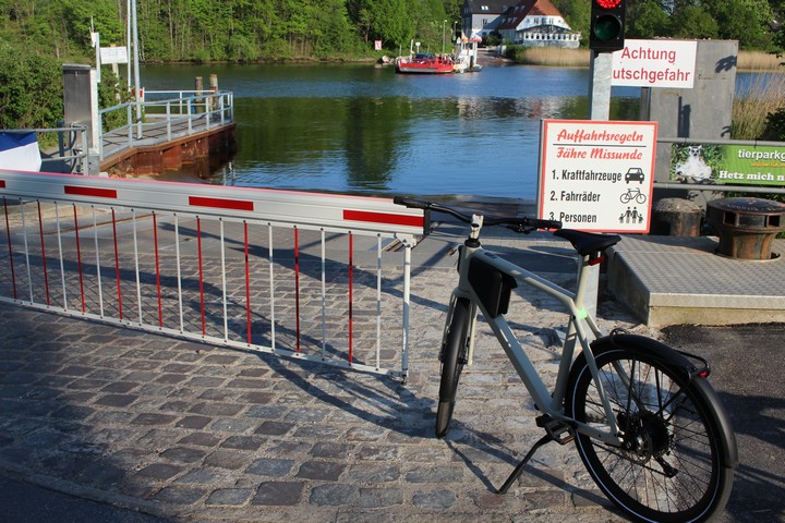 Die Schleifähre in Missunde verkehrt zwischen den je 10 Kilometer entfernten Schleswig und Lindaunis