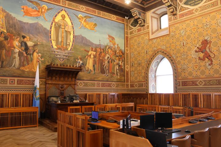 Im Palazzo Pubblico des Kleinstaats ist der schmucke Sitzungssaal des Großen Allgemeinen Rates kostenfrei zugänglich, sofern dort keine Sitzung stattfindet