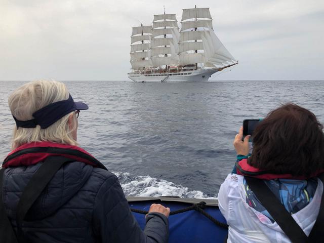 Die Windverhältnisse u. Wellengang vor der marokkanischen Küste sind perfekt, dass allen Passagieren die Möglichkeit einer Fotosafari mit den Zodiacs rund um das Schiff geboten wurde