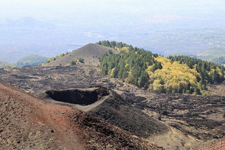 Die beeindruckenden Krater des Ätna erzählen seine eigene Geschichte von Feuer und Erde und bietet atemberaubende Ausblicke auf die umliegende Landschaft