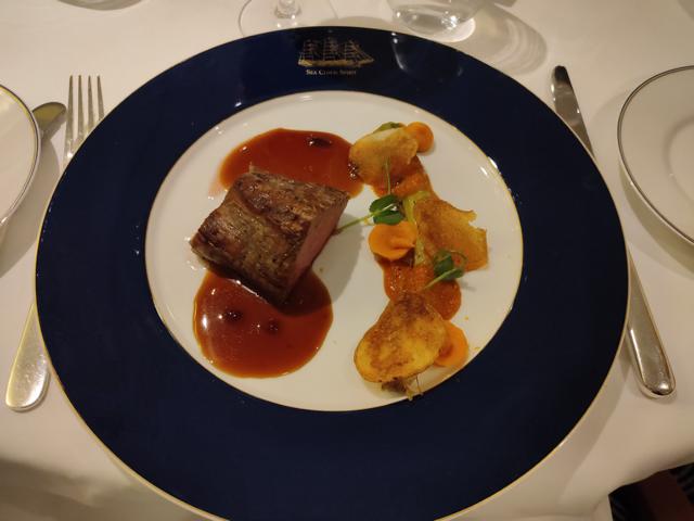Exklusives Gala Menü auf der Sea Cloud Spirit - rot gebratenes Rinderfilet mit geflämmtem Lauch und Romescosauce