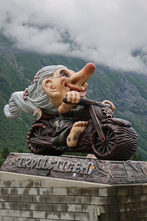 Ein Troll, wie er hier unweit der beeindruckenden Passstraße Trollstigen zu sehen ist, ist ein Kobold, Dämon und Fabelwesen der nordischen Mytholohie