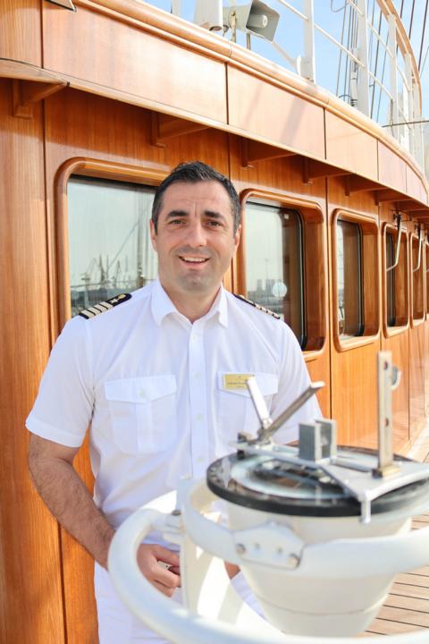 Der Kapitän Vukota Stojanovic nutzt jede Gelegenheit, die Segel zu setzen und die Windkraft zum Vortrieb für die Sea Cloud Spirit zu nutzen