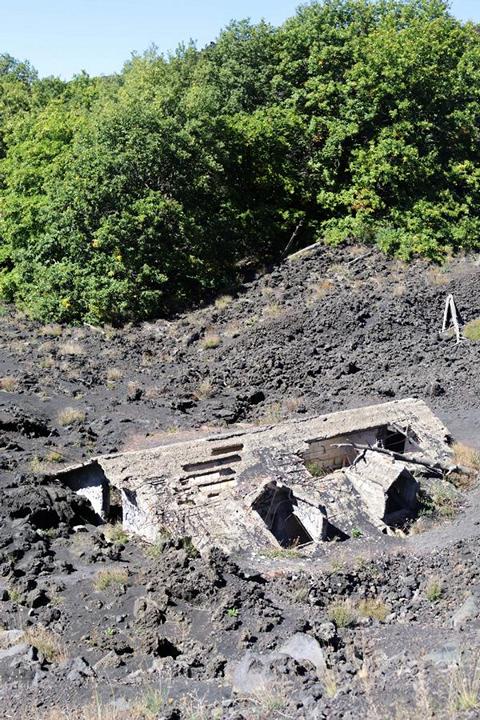 An den Hängen des Ätna auf Sizilien wurde durch Eruptionen auch dieses Haus von Lava eingeschlossen