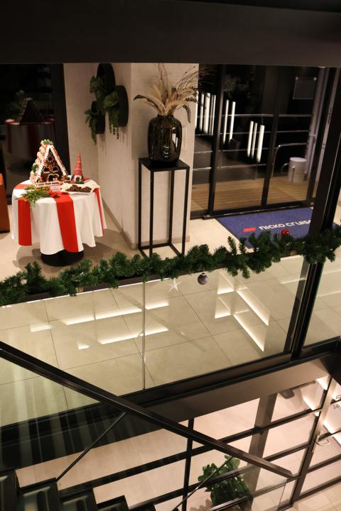 Das zentrale Treppenhaus an Bord der MS „nickoSPIRIT“ ist weihnachtlich dekoriert und verbindet alle Decks