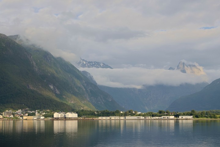 Malerische Lichtstimmung über den Romsdalsfjord, der über 430 Meter tief ist und weit mehr als 30 Fischarten einen Lebensraum bietet