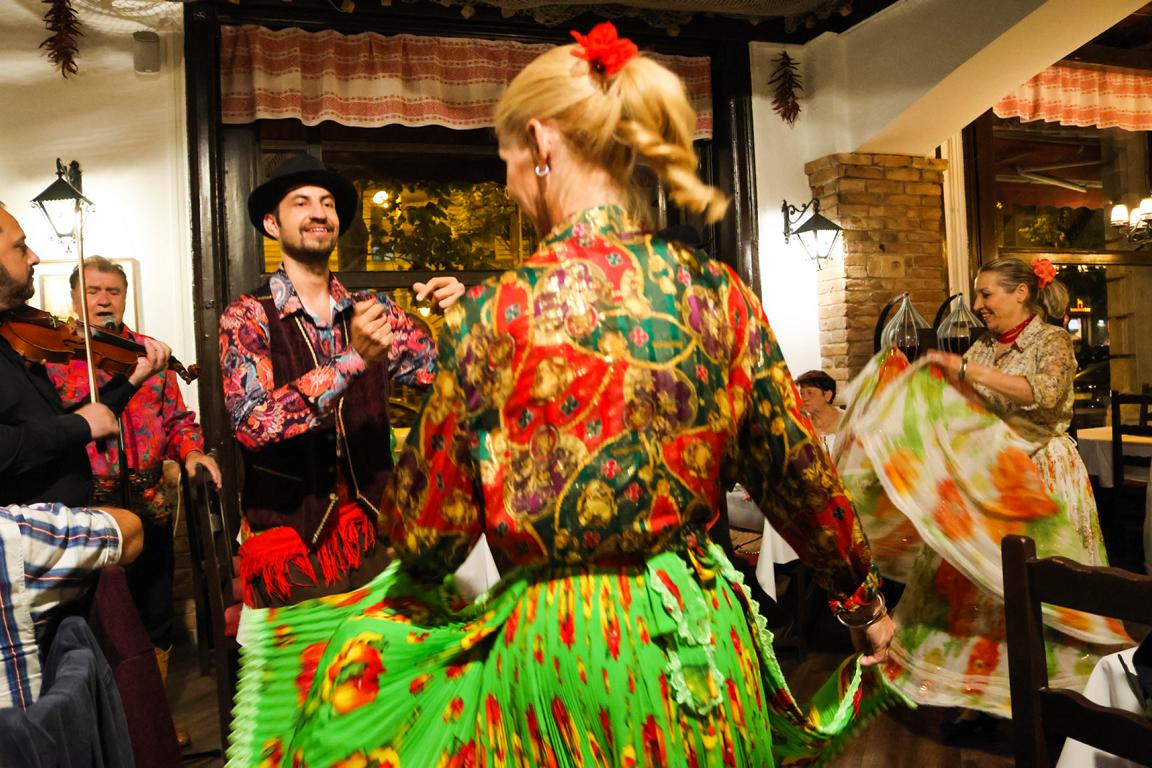 Lebendige Traditionen: Eine Vorführung ungarischer Folklore mit ihren typischen, farbenprächtigen Trachten und kunstvollen Blumenstickereien rundet das kulturelle Erlebnis in Budapest ab
