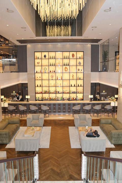 Auf Deck 4 befindet sich eine zentral gelegene Lobby Bar, die von luxuriösen Boutiquen umgeben ist