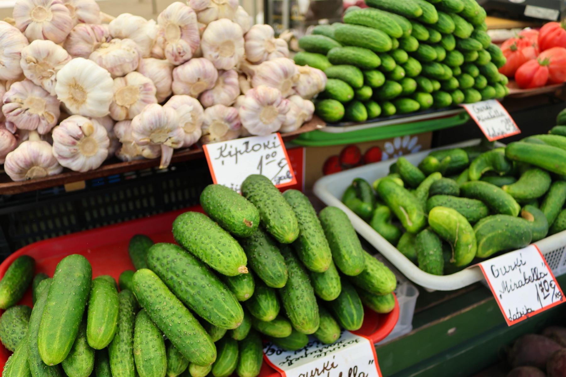 Frisches aus der Region: Gurken, Tomaten und Knoblauch gehören zum vielfältigen Angebot auf Rigas Zentralmarkt