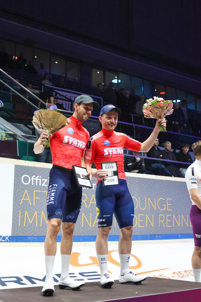 Die Italiener Simone Consonni (r.) und Michele Scartezzini konnten sich am Ende durchsetzen und gewinnen die Bremer Sixdays.
