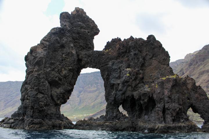 Aus dem Meer vor El Hierro erheben sich Basaltsockel