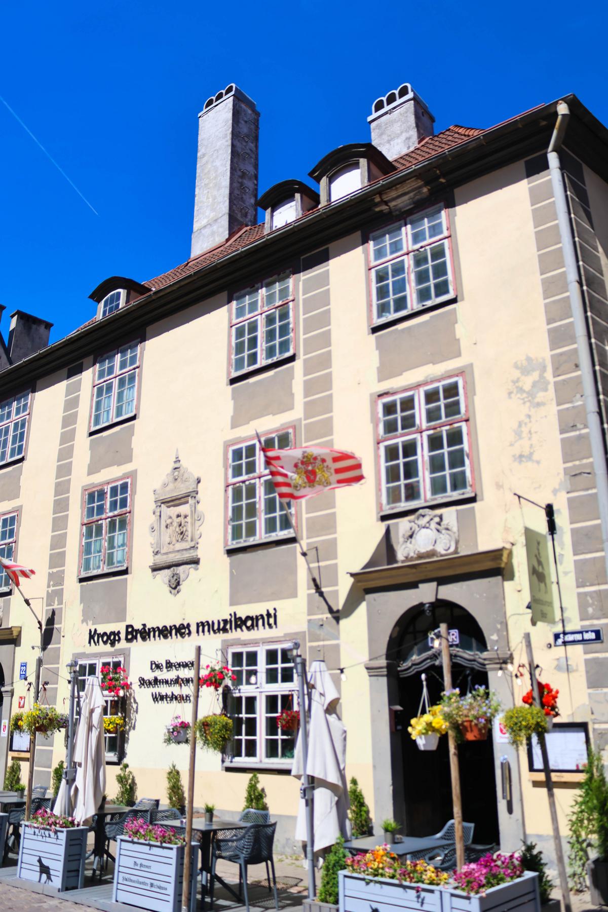 Das Wirtshaus „Die Bremer Stadtmusikanten“ (Krogs Brēmenes muzikanti) in der Altstadt von Riga. Direkt davor steht auch die weltbekannte Skulptur der Bremer Stadtmusikanten – ein Geschenk der Partnerstadt Bremen