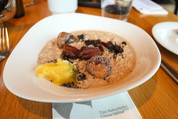 Ein warmes ayurvedisches Frühstück mit Haferbrei, Zimt, Kardamom, Bio-Honig mit Trockenfrüchten lassen den Tag mit Energie, Harmonie und einem Gefühl der Ausgeglichenheit beginnen