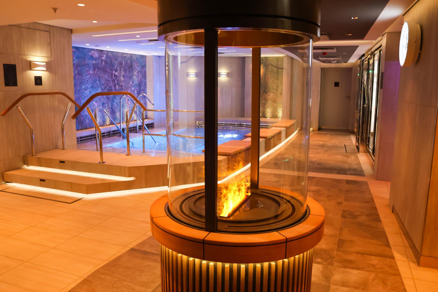 Das Ocean Wellness Konzept auf der „EXPLORA III“ bietet auf über 1.000 m² einen Bereich für Erholung, Fitness und Entspannung. Der innenliegende Spa-Bereich enthält Saunen, Dampfbäder, Erlebnisduschen, eine Salzgrotte, Hydrotherapie-Pools, beheizte Ruheliegen und den Sava Sound Pod