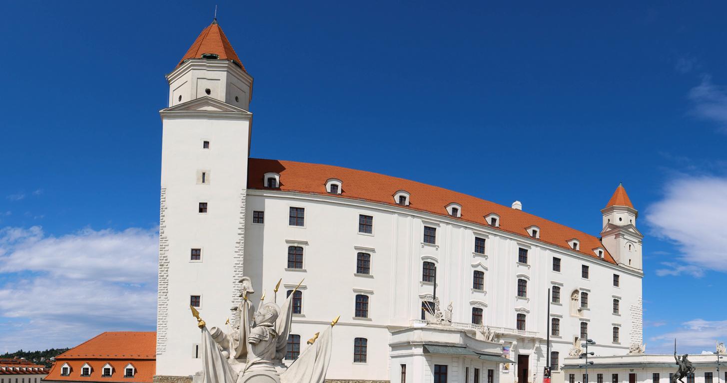 Was den Bremern ihre „umgedrehte Kommode“ auf dem Stadtwerder, ist den Einwohnern in Bratislava ihr „umgedrehter Tisch“. Die Pressburger Burg verdankt ihren spöttischen Spitznamen ihrer eigenwillig-kastigen-Form – und liefert aus dieser Perspektive einen der faszinierendsten Anblicke entlang der Donau