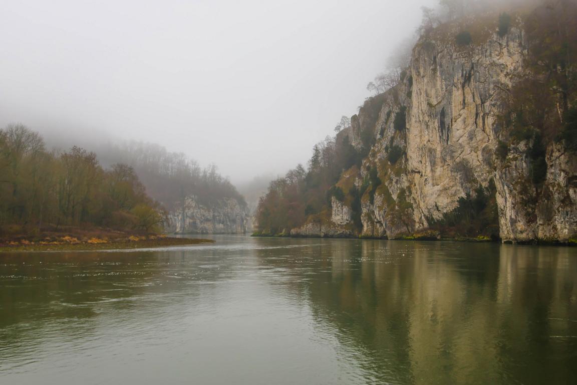 Mystischer Blick im Altmühltal auf den Donaudurchbruch im Nebel.