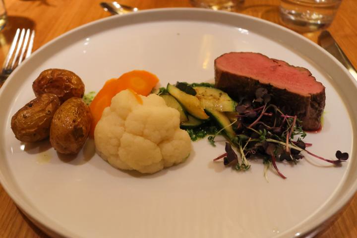 Zum 5-Gänge-Abenddinner gibt es aus Wasser, Wald und Wiese Rinderbraten mit buntem Gemüse und Butterkartoffeln