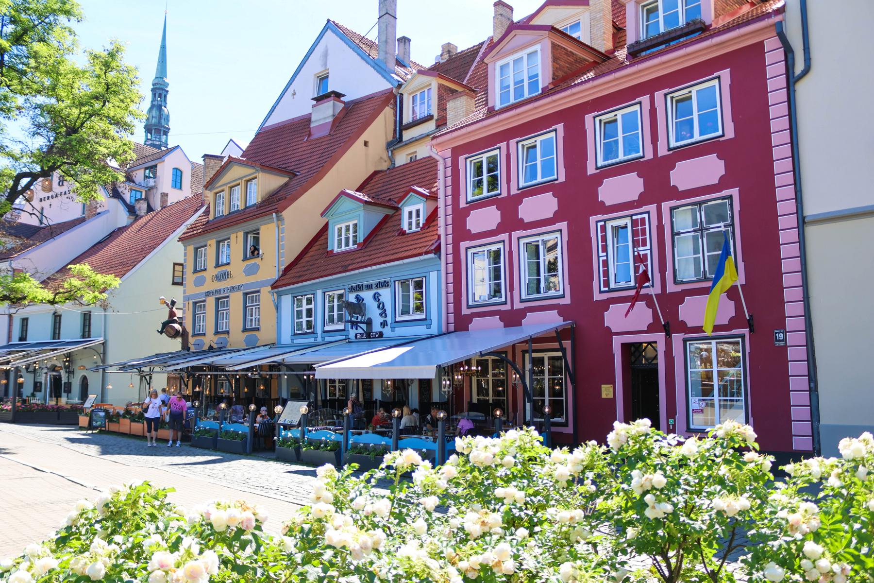 Der Livenplatz in Riga ist ein beliebter Treffpunkt für Einheimische und Touristen