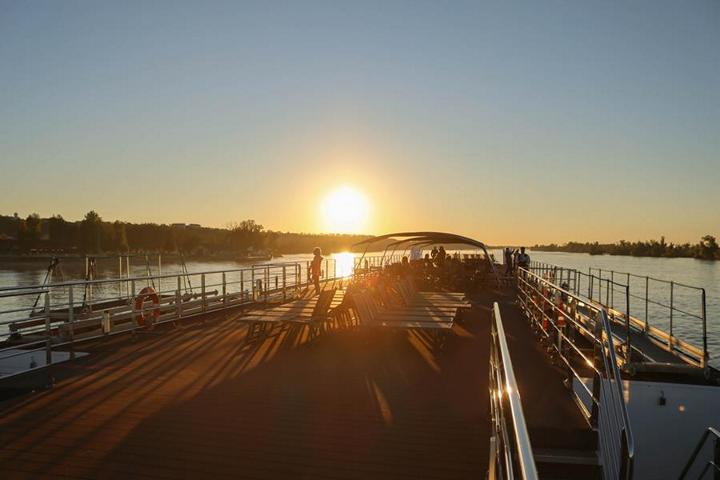 Zum Sonnenuntergang lädt das Sonnendeck die Passagiere auf der „Thurgau Prestige“ mit komfortablen Sitzgelegenheiten und Schattenplätzen zum Verweilen ein