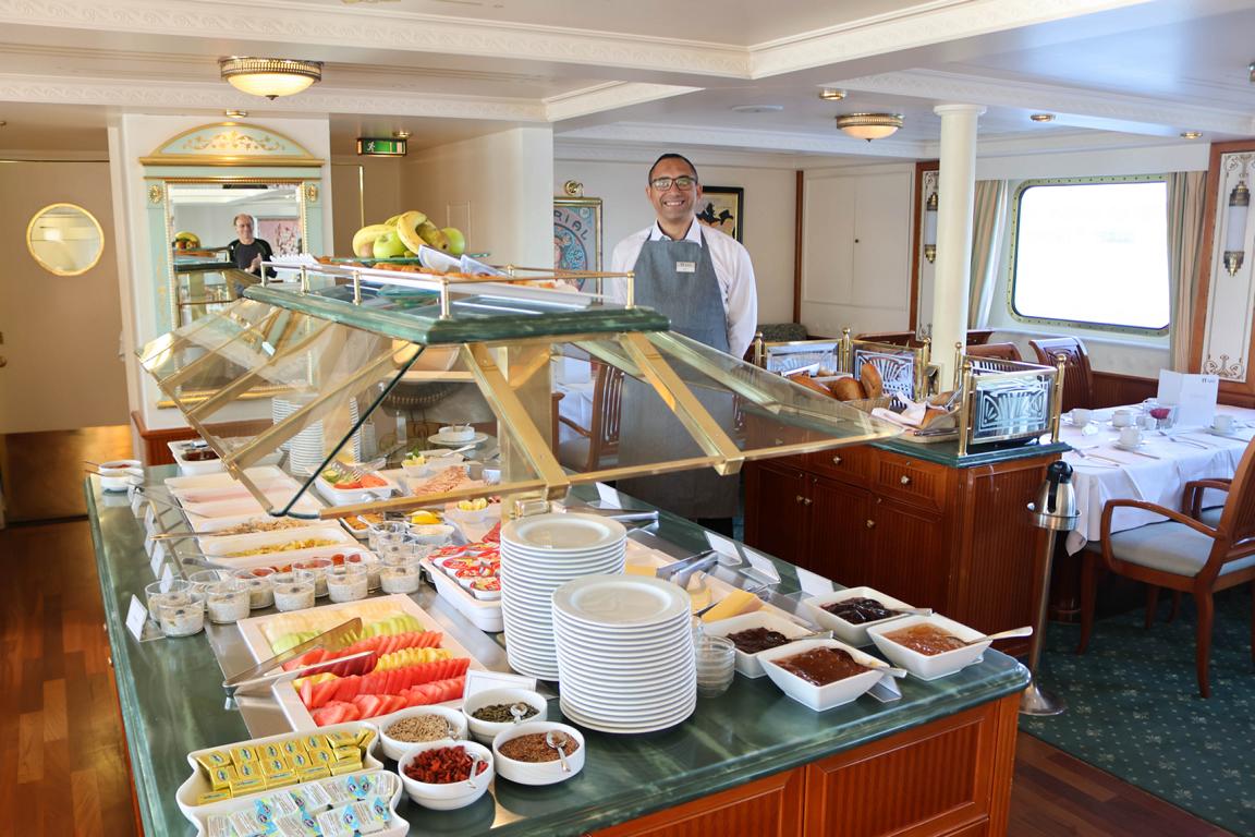 Mit einem freundlichen Lächeln heißt Servicekraft Nasser die Gäste am Frühstücksbuffet der Thurgau Chopin willkommen und sorgt für einen angenehmen Start in den Tag