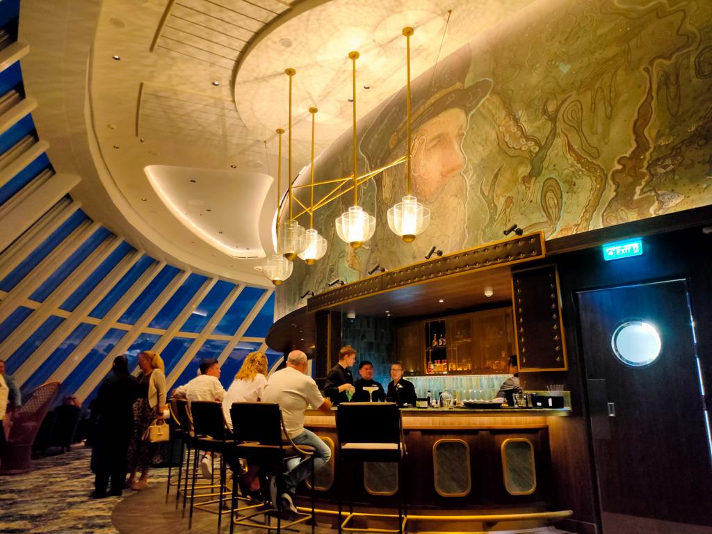 Elegantes Design und maritime Atmosphäre prägt u.a. die Captain‘s Bar auf der „Mein Schiff Relax“