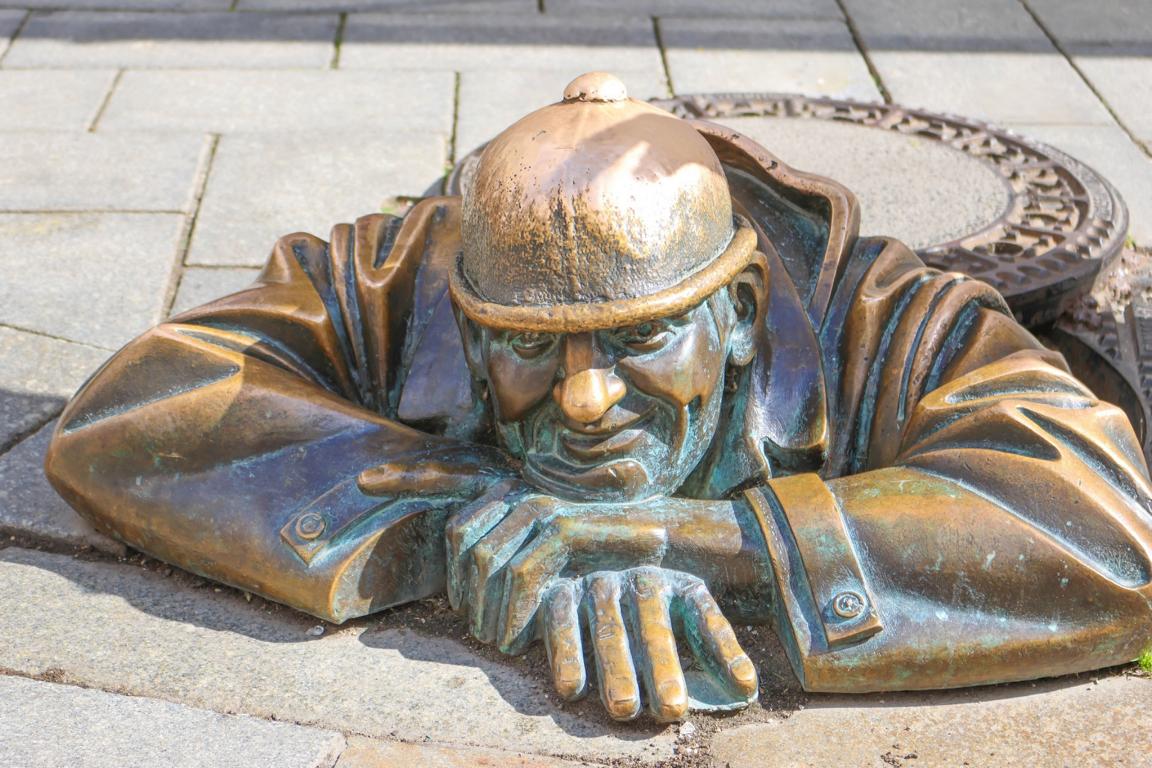 Kaum ein Reisender verlässt Bratislava ohne ein Bild des legendären Kanalarbeiters „Čumil“. Seine Mütze glänzt inzwischen golden – poliert durch die unzähligen Hände derer, die sich beim Fotografieren einen heimlichen Wunsch erfüllen wollen