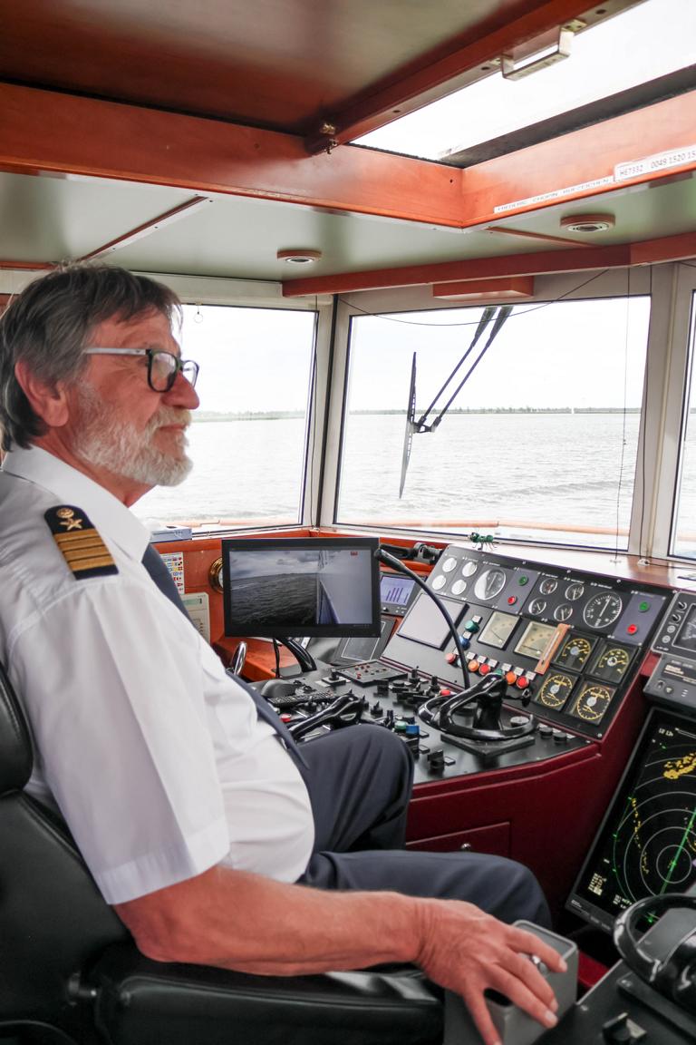 Seit über 40 Jahren ist Kapitän Radek auf Europas Wasserstraßen unterwegs. Vom Steuerhaus der Thurgau Chopin aus navigiert er das Schiff sicher auf der Route zwischen Wolgast und Stettin durch die Ostsee, den Peenestrom und das Stettiner Haff