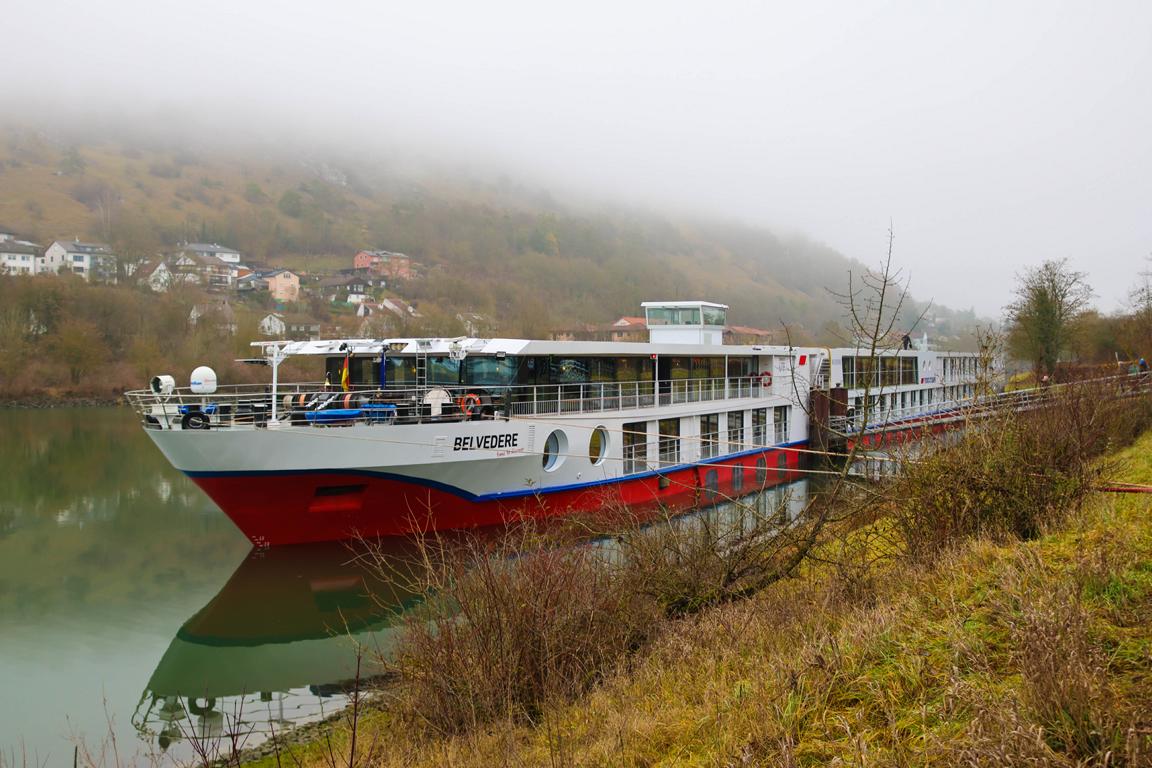 Nachmittagsnebel über der Donau: Die MS Belvedere am historischen Anleger der Befreiungshalle in Kehlheim.