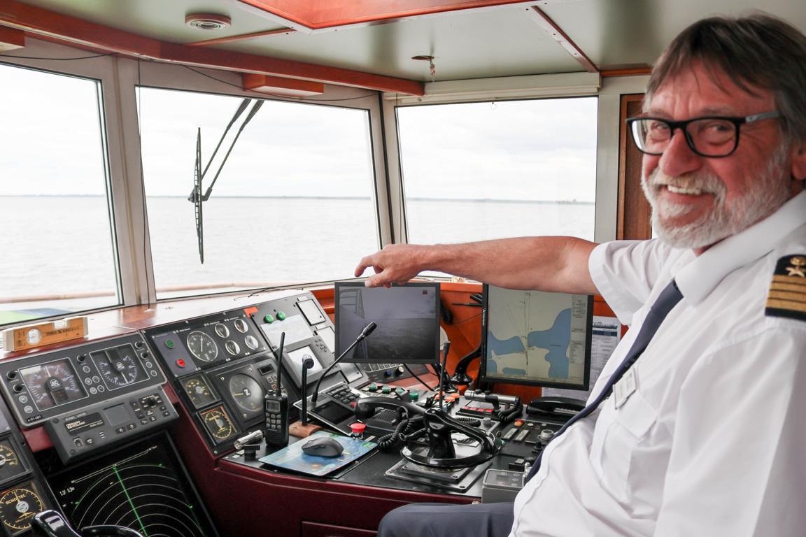 Seit über 40 Jahren ist Kapitän Radek auf Europas Wasserstraßen unterwegs. Vom Steuerhaus der Thurgau Chopin aus navigiert er das Schiff sicher auf der Route zwischen Wolgast und Stettin durch die Ostsee, den Peenestrom und das Stettiner Haff