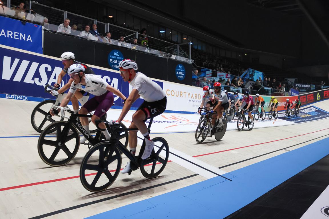 24 Fahrer während der Sixdays kämpfen um das Treppchen. Zwei Teams im Schleudergriff: Vorne in weißen Trikots das Fahrerpaar Nils Politt und Matias Malmberg. Dahinter Donavan Grondin und Philip Heijnen.