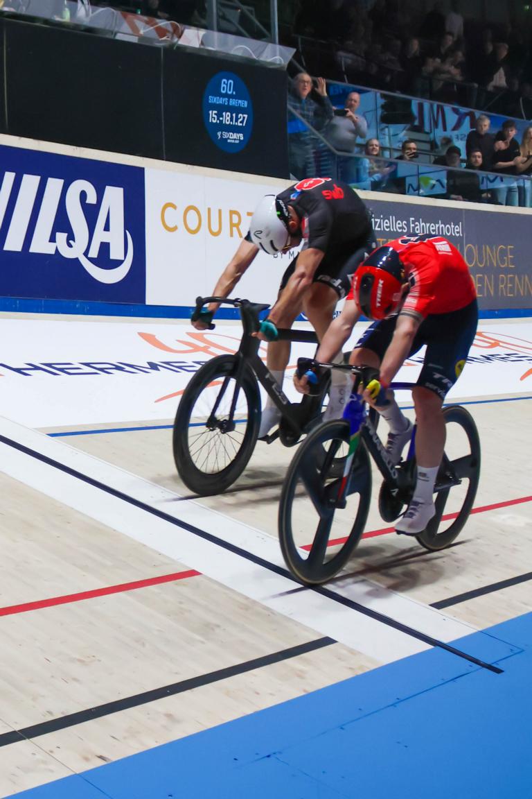 Der Italiener Simone Consonni (vorne) überquerte die Ziellinie und gewinnt hauchdünn vor dem mehrfachen deutschen Meister Roger Kluge die 59. Sixdays.