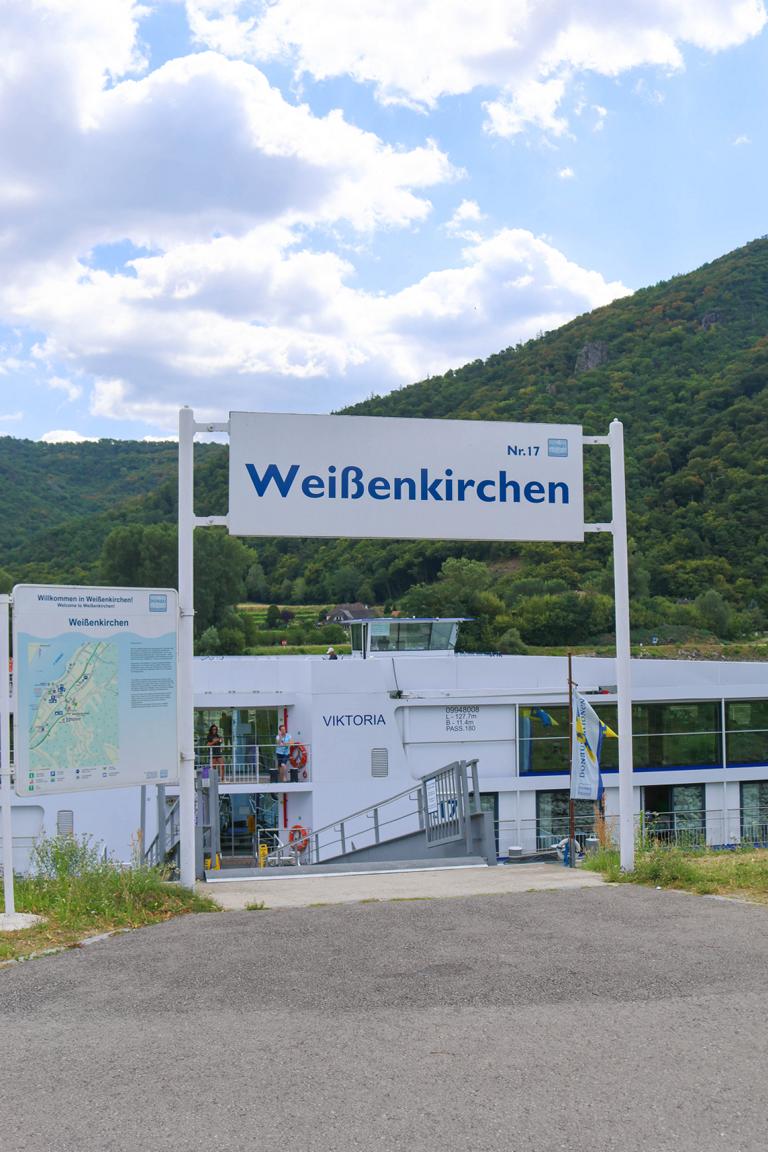 Ein historisches Rekord-Tief der Donau fesselt den Flusskreuzer VIKTORIA an die Ufer der Wachau bei Weißenkirchen