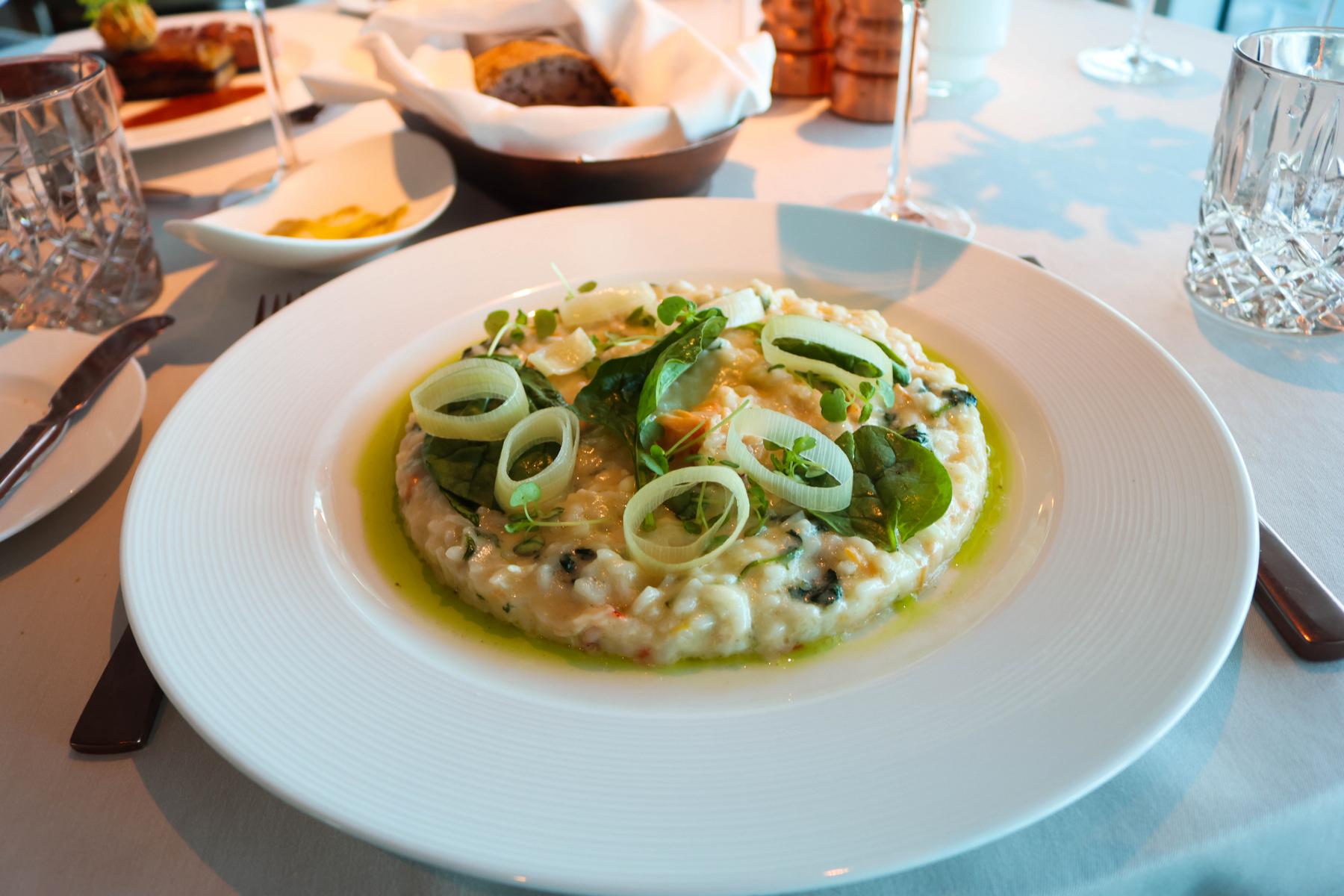 Abenddinner im X-VIEW der “Mein Schiff Relax: Aquarello-Risotto mit Hummer, Scampi-Tatar, Babyspinat und geschmortem Lauch, dazu Zitronenzesten
