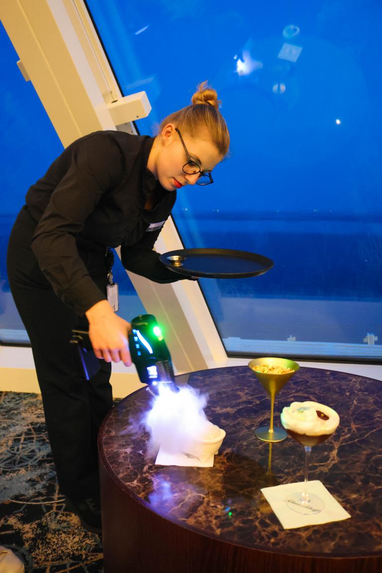 Der Cocktail „Elisabeth Swan“ wird mit einem eindrucksvollen Nebeleffekt wie eine feine Wolke serviert. Ein faszinierendes Schauspiel
